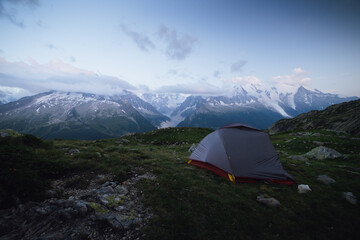 Camping pod Lac de Cheserys z widokiem na masyw Mount Blanc, Francuskie Alpy - 726634123