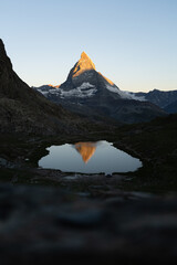 Wschód słońca pod jeziorem alpejskim z widokiem na Matterhorn, Szwajcaria - 726634178