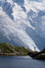 Camping pod Lac de Cheserys z widokiem na masyw Mount Blanc, Francuskie Alpy - 726634179