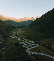 Furka Pass, przełęcz górska w Szwajcarii. Zdjęcie z drona - 726634506