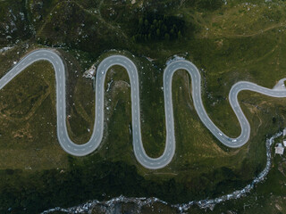 Furka Pass, przełęcz górska w Szwajcarii. Zdjęcie z drona - 726634515