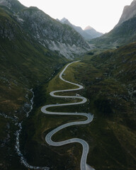 Furka Pass, przełęcz górska w Szwajcarii. Zdjęcie z drona - 726634526
