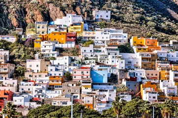Photo sur Plexiglas les îles Canaries Tenerife, Spain - December 25, 2023: Views from below of the mountainside village of San Andres on the island of Tenerife in Spain's Canary Islands 