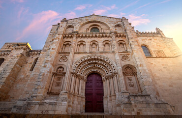 Fototapeta premium Romanesque facade of the cathedral in Zamora, Castilla y Leon, Spain, with early morning light