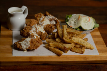 fotos de comida alitas papas ensalada 