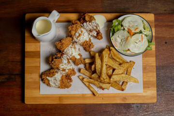 fotos de comida alitas papas ensalada 