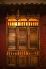 Hermosa puerta tradicional de casa antigua Ecuador
