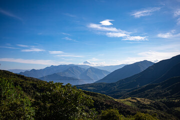 Hermoso Paisaje con montañas y cielo azul