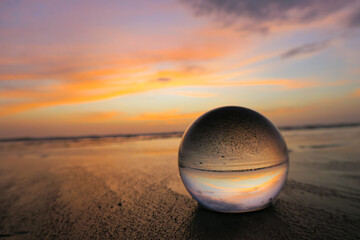 Atardecer reflejado en una bola de cristal