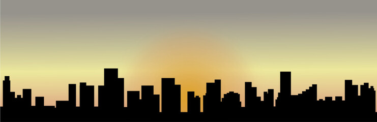 Stadtsilhouette bei Sonnenuntergang