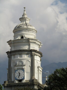 Catedral de merida venezuela y de fondo el teleferico mas alto de venezuela