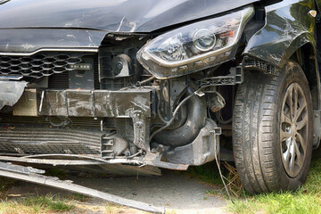 Samochód po wypadku z uszkodzeniami karoserii. Przetarty.  - obrazy, fototapety, plakaty