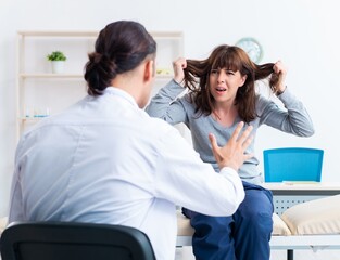 Obraz premium Mentally ill woman patient during doctor visit