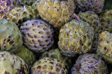 Obraz premium Close-up photography of a heap of ripe sugar apples, captured in the traditional market place of the colonial town of Villa de Leyva, in central Colombia.