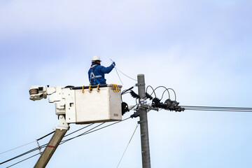 電気工事　送配電電線工事　高所作業工事中