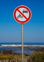Detalhe de sinal de transito de proibido transitar motas e automóveis. Sinal de Proibido junto as praias com eco vias. 