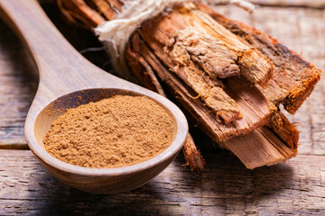 Splinters, powder and essence of cinnamon, on the old table