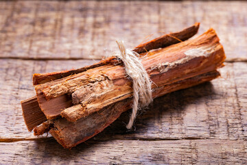 Splinters, powder and essence of cinnamon, on the old table