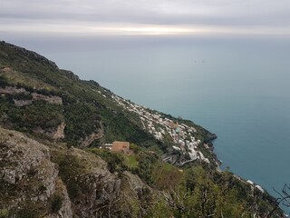 La côte amalfitaine vue depuis le sentier des Dieux, au-dessus du couvent de San Domenico