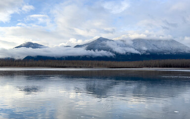 Fraser River and mountains at Chilliwack BC. - obrazy, fototapety, plakaty