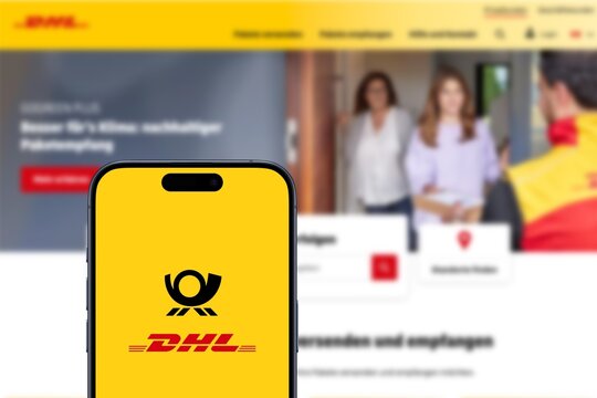 Post & DHL Logo werden auf einem modernen Smartphone angezeigt, dahinter die Website der Post & DHL, Sendungsverfolgung, Post, Pakete, Briefe, Deutsche Post, Briefank&uuml;ndigung, Versand, Porto