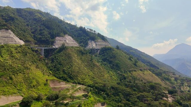 Video a&eacute;reo tomado sobre la carretera conocida como "Conexi&oacute;n Pac&iacute;fico 1" que comunica al Municipio de Amag&aacute; con el corregimiento de Bolombolo.