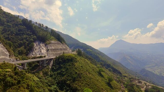 Video a&eacute;reo tomado sobre la carretera conocida como "Conexi&oacute;n Pac&iacute;fico 1" que comunica al Municipio de Amag&aacute; con el corregimiento de Bolombolo.