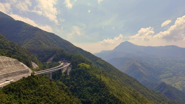 Video a&eacute;reo tomado sobre la carretera conocida como "Conexi&oacute;n Pac&iacute;fico 1" que comunica al Municipio de Amag&aacute; con el corregimiento de Bolombolo.