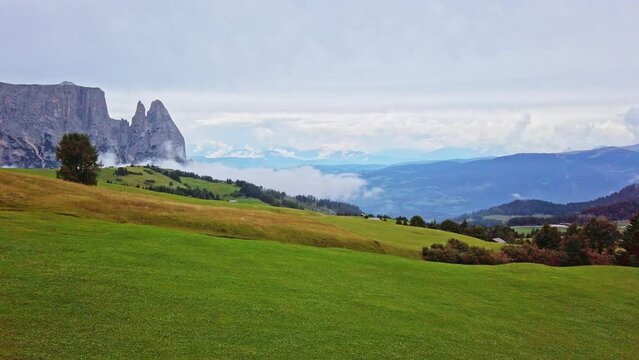 [4K 60fps ] A beautiful view from ski lift of Alp di Siusi summer in dolomites, Italy