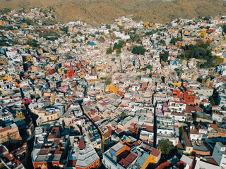 Fototapeta na wymiar Aerial hyperlapse over the beautiful magical town of Guanajuato with a special sunset