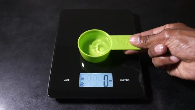 Kitchen Food Scales LCD Displays a quarter Cup of Water as 60 Milliliters