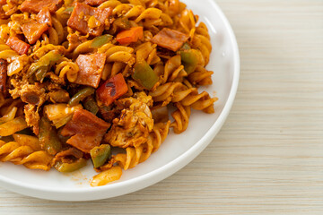 fusilli pasta with ham and tomatoes sauce