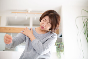 Fototapeta na wymiar 肩こりに悩む日本人のミドル女性