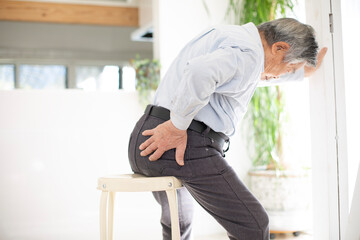 腰痛、失禁に悩む日本人のシニア男性