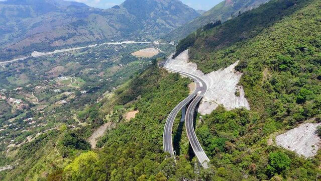 Video a&eacute;reo tomado sobre la carretera conocida como "Conexi&oacute;n Pac&iacute;fico 1" que comunica al Municipio de Amag&aacute; con el corregimiento de Bolombolo.