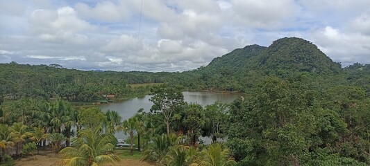 Hermoso paisaje con una laguna, rodeado de árboles verdes y frondosos que esta en la tingo maria departamento de Huánuco que pertenece a Perú  © CarlosElias