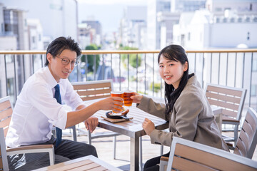 男女で食事　couple drinking coffee in cafe