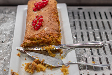 Plum cake with red currants