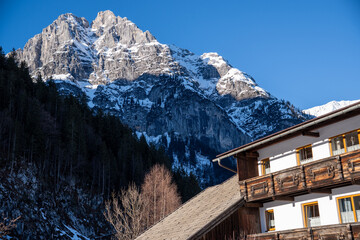 Fototapeta premium Natur,Landschaft,Alpen,Gebirge,Schneebedeckt,Schnee,Winter,Genuss,Idylle,Wandern,Tourismus,Reiseziel,Erholung,Nicht-städtisches Motiv,Land,Ländliches Motiv,Jahreszeit,Himmel,Draußen bleiben,Im Freien,