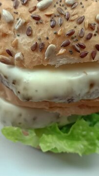 burger double et frites dans une assiette, en gros plan