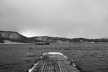 桟橋　湖　海　モノクロ