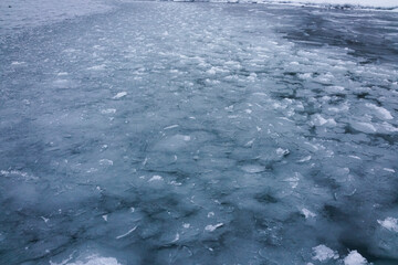冬の水面　流氷１