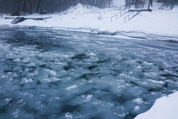 冬の水面　流氷２