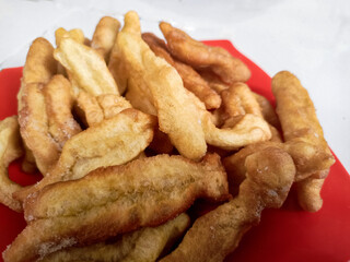 This fried food is called Cakue Goreng or Cakwe Goreng. It tastes salty, sweet and savory and is usually served with sweet red sauce. Is a Chinese Food Menu. This Food Is Popularly Sold On Roadsides