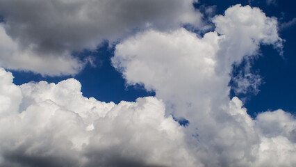 Obraz premium Vue rapprochée de gros cumulus, par un temps agité, au passage d'une dépression atlantique
