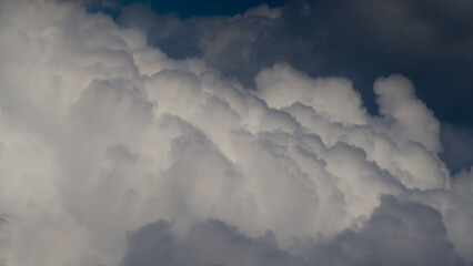 Vue rapprochée de gros cumulus, par un temps agité, au passage d'une dépression atlantique