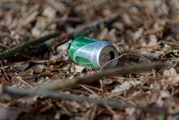 Canette de bière jetée dans la foret. Ordure ménagère dans la nature. Ecologie. Concept pollution.