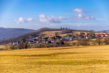 Fototapeta na wymiar Kleine Winterwanderung an einen wunderschönen Sonnentag entlang der ehemaligen Grenze zwischen Thüringen, Hessen & Bayern - Fladungen - Rhön - Deutschland