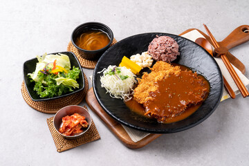Sirloin, pork, pork, pork cutlet, hamburger steak, red pepper paste, bulgogi, lunch box, mushrooms, stir-fried squid, egg roll, side dish, egg roll, salad, rice
