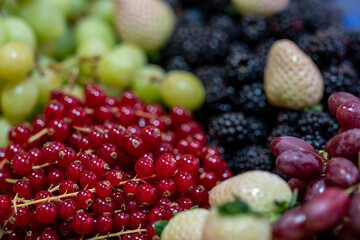 mix of currants, white strawberries, blackberries and grapes